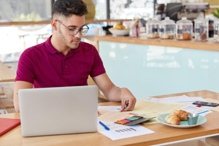 Persona dueña de una pequeña tienda en México revisando ventas y pagos con tarjeta en su negocio
