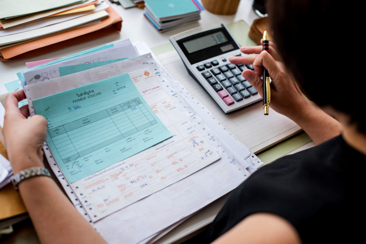 Persona trabajando como economista analizando cuentas nominales en México