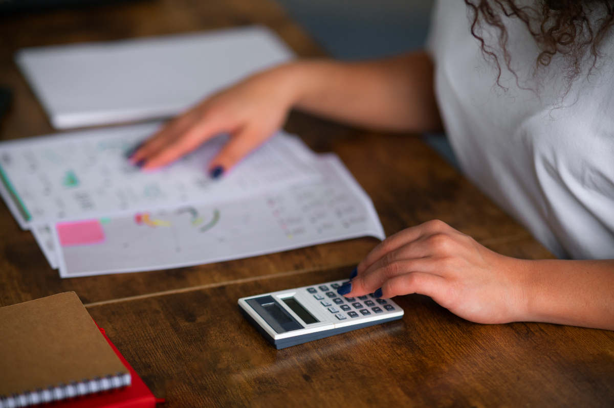 Persona trabajando como economista analizando indicadores económicos y gráficos en una computadora en una oficina en México