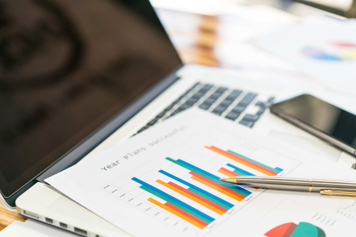 Clasificación de cuentas nominales con gráficos de ingresos, costos y gastos en una computadora en México